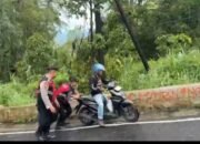 Tim Drogban Polres Magetan Siaga Bantu Kendaraan Wisatawan di Tanjakan Ekstrem Wisata Telaga Sarangan