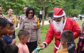 Unik, Kapolres Pesawaran Gandeng Sinterklas Sapa Anak-Anak dan Berbagi Jajanan diWisata Pantai Pesawaran