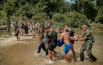 Satgas Pamtas Yonarmed 11 Kostrad Evakuasi Korban Tenggelam di Sungai Tonhab