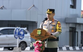 Kado Tahun Baru: 145 Personel Polres Metro Jakarta Barat Naik Pangkat, Tradisi Penyiraman Air hingga Tumpeng Warnai Upacara