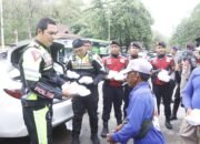 Pantau Jalur Pantura, Kapolres Situbondo Patroli Sambil Berbagi Nasi untuk Pekerja di Wisata Pasir Putih