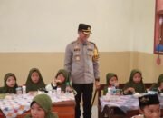 Jumat Berkah, Polres Jember Berbagi Makanan Bergizi Untuk Pelajar Sekolah Dasar