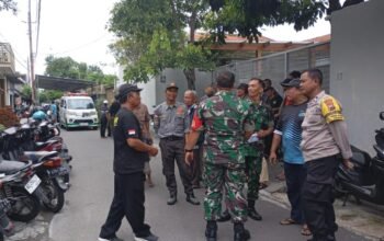 Merasa Kehilangan Warga Binaan, Babinsa Kemlayan, Lurah & Bhabinkamtibmas Takziah di Rumah Duka