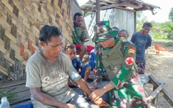 Bantu Kesulitan Masyarakat Perbatasan, Satgas Yonif 131/Brajasakti Berikan Pengobatan Kepada Warga Kampung Pitewi Papua