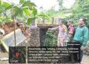 Bhabinkamtibmas Polsek Sumber Jaya Lakukan Pengecekan Jembatan Amblas Akibat Curah Hujan Deras