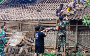 Wujud Kepedulian Babinsa Nogosari Bantu Rehap Rumah Warga