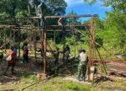 Bukti Kedekatan Dengan Masyarakat, Prajurit Satgas Yonif 762/VYS Bantu Bangun Salah Satu Rumah Warga Kampung Aisyo.