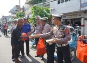 Jumat Berkah Polres Probolinggo Kota Berbagi Ratusan Nasi Bungkus di Pasar Baru