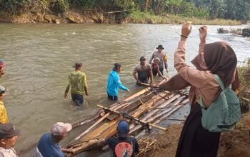 Polisi dan Warga Bantu Seberangkan Anak Sekolah di Jember Gunakan Bambu Rakit Akibat Jembatan Putus