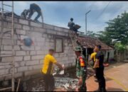 Sinergitas, Polisi dan TNI Bantu Perbaiki Rumah Terdampak Ledakan di Puri Mojokerto