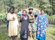 Masyarakat Senang, Satgas Yonif 323 Kostrad Bagikan Pakaian