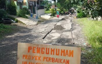 Warga Masyarakat Kampung Cikakak Perbaiki Jalan Provinsi Penghubung 2 Desa Secara Swadaya