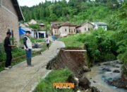 Bupati Dendi Ramadhona Tinjau Warga Terdampak Banjir di Desa Sukajaya Lempasing Teluk Pandan