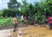 Satgas Yonkav 12/BC Gotong Royong Bersama Warga Temajuk Perbaiki Akses Jalan Utama