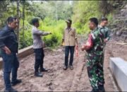 Pastikan Pembangunan Berjalan Lancar,Sertu Ae Nababan Surve Pembangunan Jalan di Wilayah Binaan