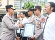 Kapolres Kediri Kota Beri Penghargaan Kepada Personel Berprestasi dan Masyarakat Yang Membantu Tugas Polri
