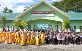 Anak-Anak TK Ki Hajar Dewantara dan TK Islam Handayani Kunjungi Pos Kotis Satgas Pamtas Yonarmed 11 Kostrad dalam Kunjungan Edukasi Militer