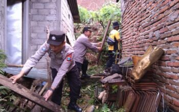 Bersihkan Material Longsor, Polisi Kediri Kerja Bakti Bersama Warga Mlancu