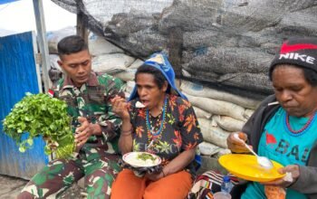 Senyum Mama Kago Makan Siang Bersama Prajurit Buaya Putih Kostrad