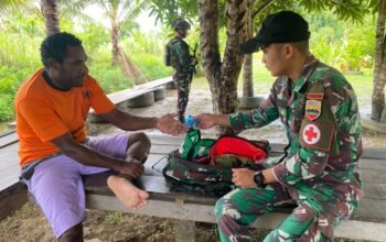 Selalu Perhatikan Kesehatan Masyarakat Papua, Satgas Yonif 131/Brajasakti Beri Pelayanan Kesehatan Gratis di Distrik Muara Tami