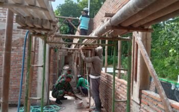 Babinsa Bantu Pembangunan Gedung Sekolah Wujud Kepedulian Dengan Dunia Pendidikan