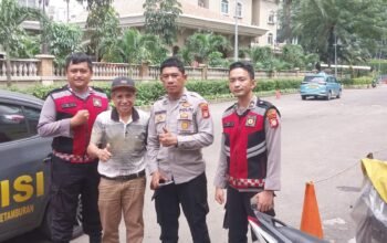 Personel Polsek Grogol Petamburan Bantu Penumpang GrabCar Temukan HP yang Tertinggal