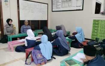 Bu Bhabin Polres Ngawi Ngajar Ngaji Bangun Moral Generasi Sejak Dini