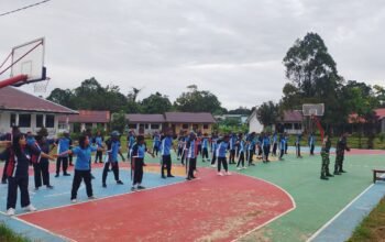 Kenalkan Senam SKJ 88, Satgas Yonif 762/VYS Senam Bersama Murid SMA N 01 Aifat