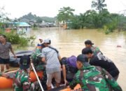 Satgas Pamtas RI-Malaysia Yonkav 12/BC Evakuasi Korban Banjir dan Longsor di Wilayah Perbatasan