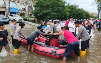 Aksi Sigap Polsek Cengkareng, Evakuasi Warga Kebanjiran Gunakan Perahu Karet Di Taman Kencana