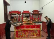 Polres Ngawi Siagakan Personel di Klenteng Sien Hien Kiong, Perayaan Imlek Berlangsung Kondusif