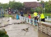 Tanggap Bencana, Polisi Bersama TNI dan Warga Bersihkan Sampah di Aliran Sungai Kali Ulo Magetan