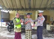 Jumat Berkah: Polisi Bagikan Santunan dan Himbauan Keselamatan di Masjid Al Muttaqin