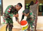 Satgas Yonif 762/VYS Gotong Royong Pengecatan Gereja Bersama Warga Kampung Afkrem