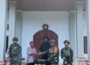 Jaga Kebersihan Distrik Aifat Utara, Satgas Yonif 762/VYS Bagikan Tempat Sampah