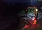 Polres Kediri Gercep Tangani Banjir, Pasang Police Line di Jembatan Putus Untuk Keselamatan Warga