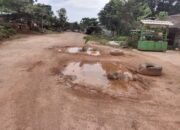 Jalan Propinsi di Tengah Pemukiman Padat Penduduk Jadi Kumbangan diDuga Sengaja diBiarkan,