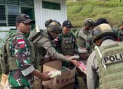 TNI-Polri Gelar Bakti Sosial Kepada Warga Kiwirok