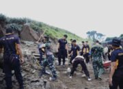 TNI-Polri Berserta Warga Membangun Bronjong Di Desa Wonorejo Trisulo Kec Plosoklaten Kab Kediri