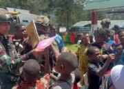 Prajurit Buaya Putih Kostrad Beri Kejutan untuk Anak-Anak Pedalaman Papua
