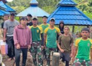 Satgas Pamtas Yonarmed 11 Kostrad Bersama Warga Gelar Karya Bhakti Bersihkan Makam di Desa Tau Lumbis