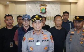 Gegara Lawan Arah, Pemotor di Cengkareng Nekat Pecahkan Kaca Mobil, Kini Diamankan Polisi