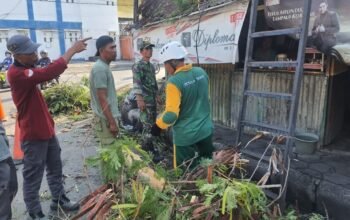 Babinsa Joyotakan Pelopori Kerja Bakti Bersama Warganya