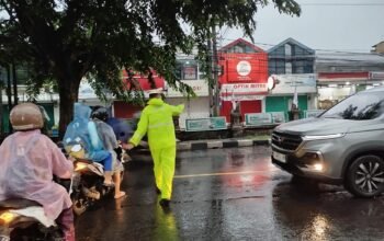 Salut, Personel Satlantas Polres Purwakarta Tetap Lakukan Pengaturan Lalulintas Ditengah Guyuran Hujan