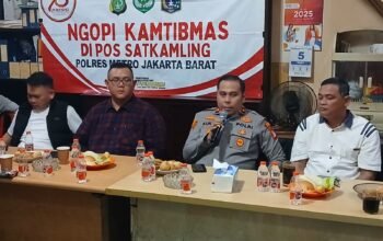 Polsek Tambora Gelar “Ngopi Kamtibmas” untuk Perkuat Sinergi dengan Warga di Pos Satkamling