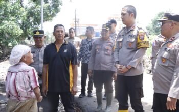 Polres Situbondo Gelar Bakti Sosial Bersihkan Material Pasca Banjir di Kecamatan Kendit