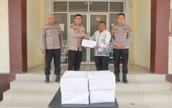 Polres Kayong Utara Berikan Bantuan Buku Tulis di 4 Pondok Pesantren Kabupaten Kayong Utara.