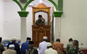 Berbagi Berkah di Hari Jum’at, Satgas Yonif 131/BRS Bagikan Makanan Seusai Pelaksanaan Ibadah Sholat Jum’at Papua