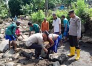 Kompak, Polisi dan TNI bersama Warga Pasang Bronjong Antisipasi Banjir Susulan di Situbondo