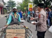 Jumat Berkah, Polisi Berbagi Nasi Kotak untuk Warga di Sidoarjo